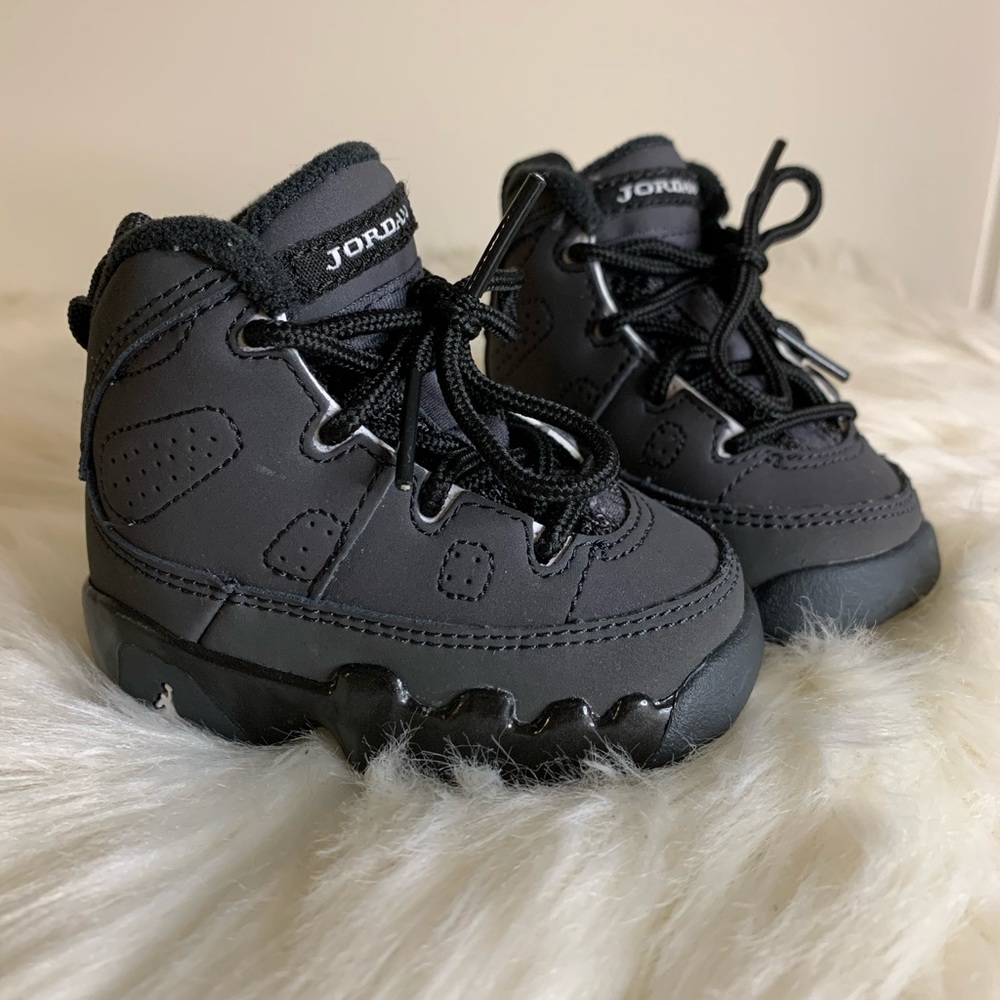 Air Jordan 9 Retro ‘Anthracite’ Sneakers